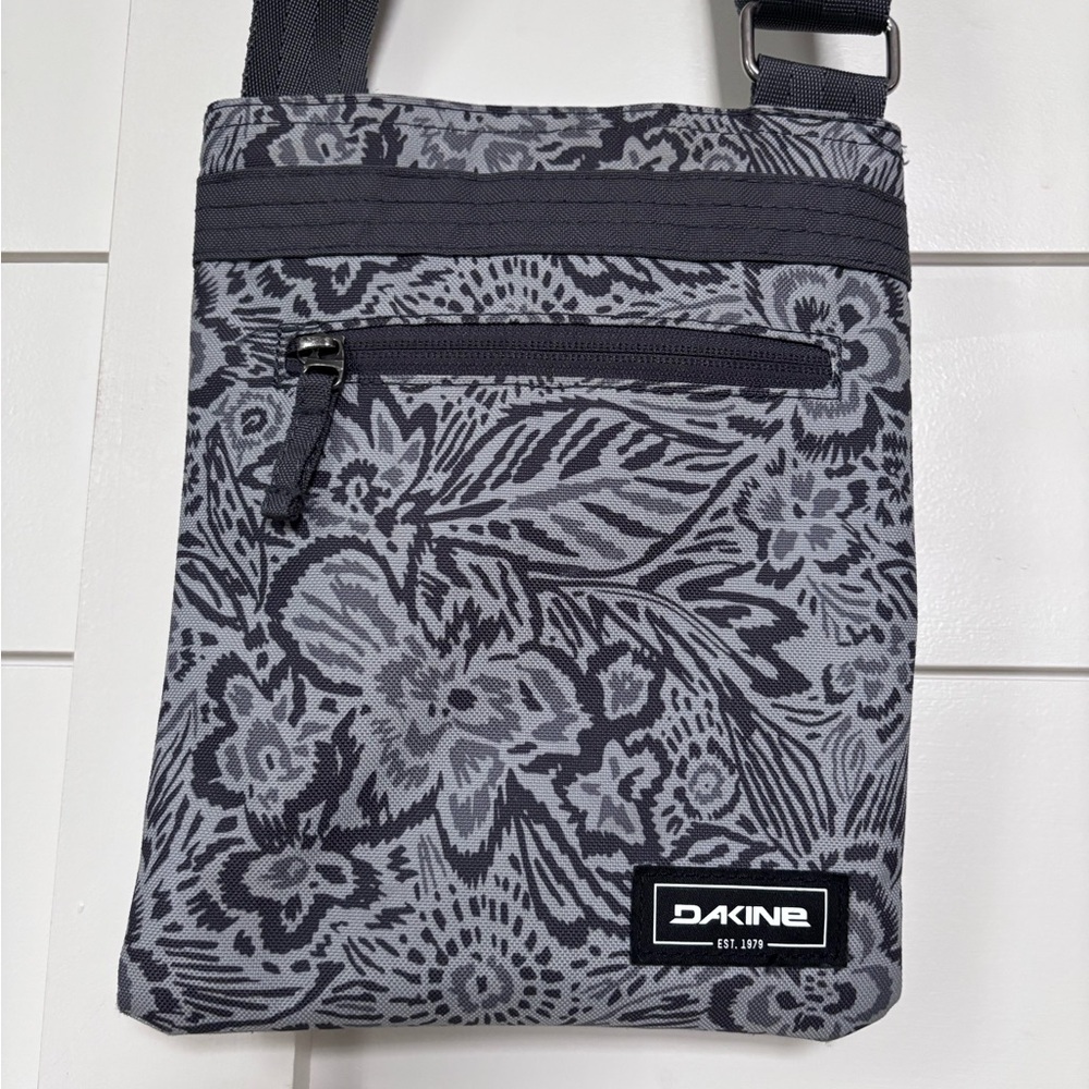 Dakine Crossbody Shoulder Bag-Black and Gray Floral